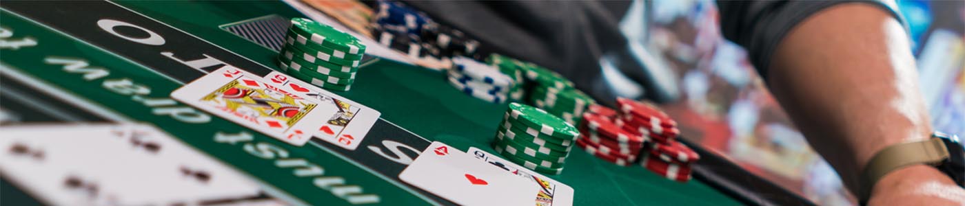 Man die BlackJack speelt in het casino