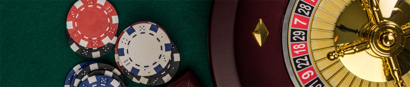 Houten roulettetrommel op groene casinovilttafel